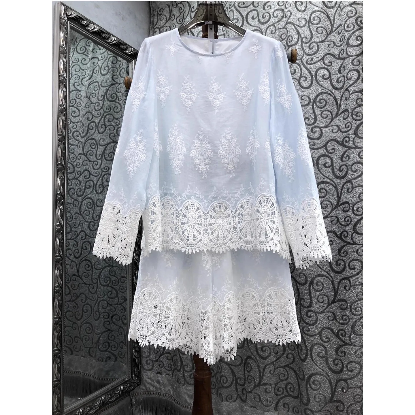 Top Quality New Women's Set 2025 Autumn Short Suit Lady Crochet Lace Embroidery Long Sleeve Blouse+Elastic Waist Short Sets 2pcs
Top Quality New Women's Set 2025 Autumn Short Suit Lady Crochet Lace Embroidery Long Sleeve Blouse+Elastic Waist Short Sets 2pcs