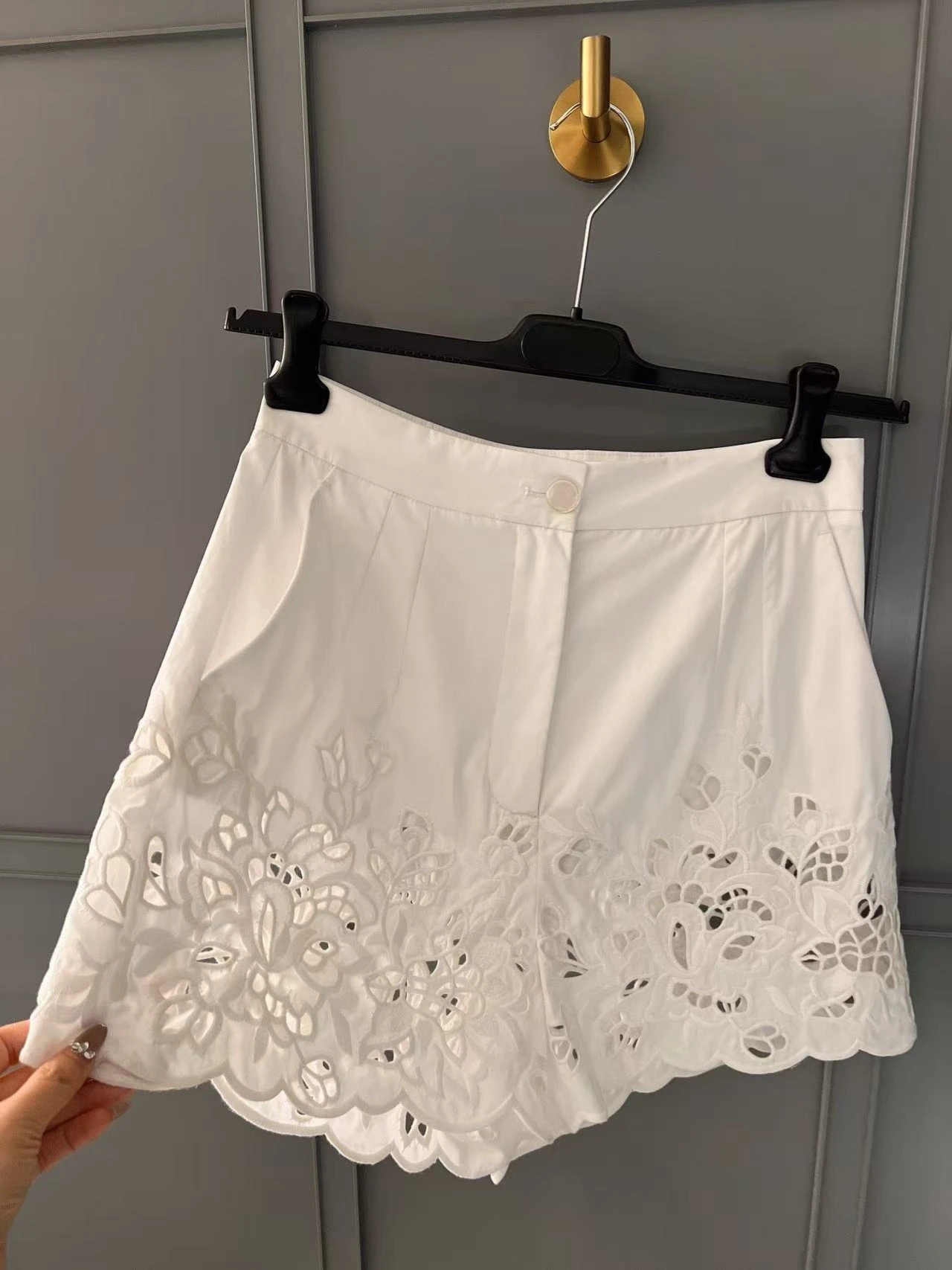 25 New Embroidered Mid Waist Women's Hollow Details Pure White Shorts Cotton Fabric Versatile Casual Fashion
25 New Embroidered Mid Waist Women's Hollow Details Pure White Shorts Cotton Fabric Versatile Casual Fashion