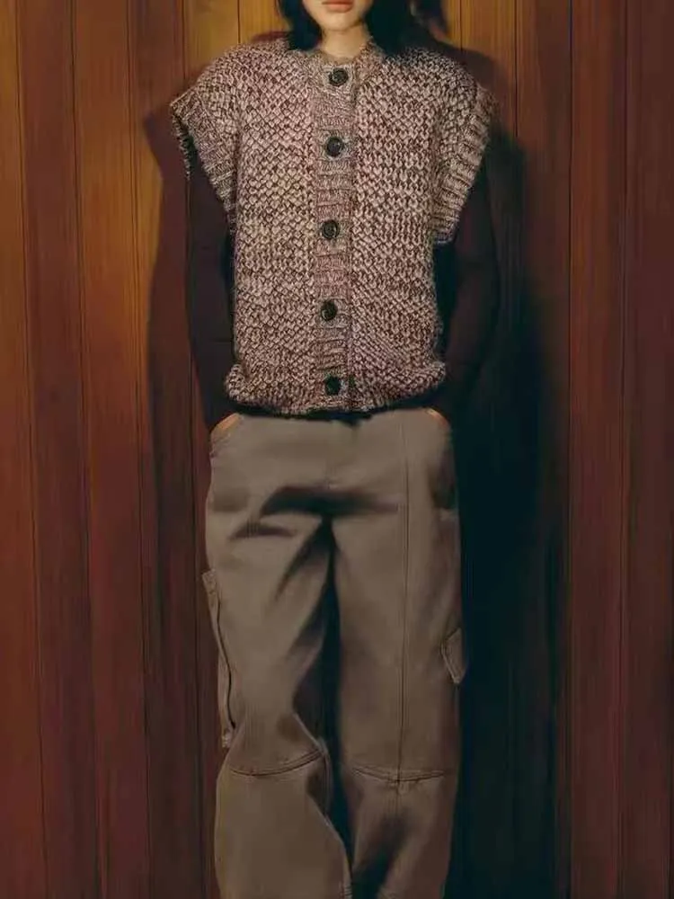 Зимний новый модный женский повседневный универсальный вязаный жилет без рукавов с широким круглым вырезом в европейском и американском стиле
Зимний новый модный женский повседневный универсальный вязаный жилет без рукавов с широким круглым вырезом в европейском и американском стиле