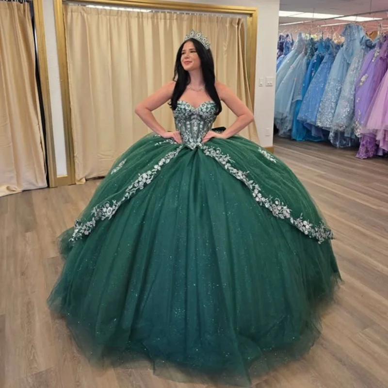 Блестящее темно-зеленое платье Quinceanera, многослойное бальное платье с цветочным блестящим наклейкой, длинный хвост и бант, платья de 15, quinceañera по индивидуальному заказу 
Блестящее темно-зеленое платье Quinceanera, многослойное бальное платье с цветочным блестящим наклейкой, длинный хвост и бант, платья de 15, quinceañera по индивидуальному заказу