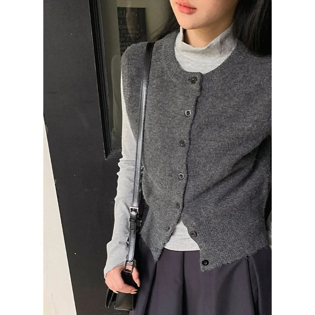 Yi Er Women's Knitted Vest Korean Series Stacked Slim-fit Retro Girly Short Knitwear for Autumn
Yi Er Women's Knitted Vest Korean Series Stacked Slim-fit Retro Girly Short Knitwear for Autumn