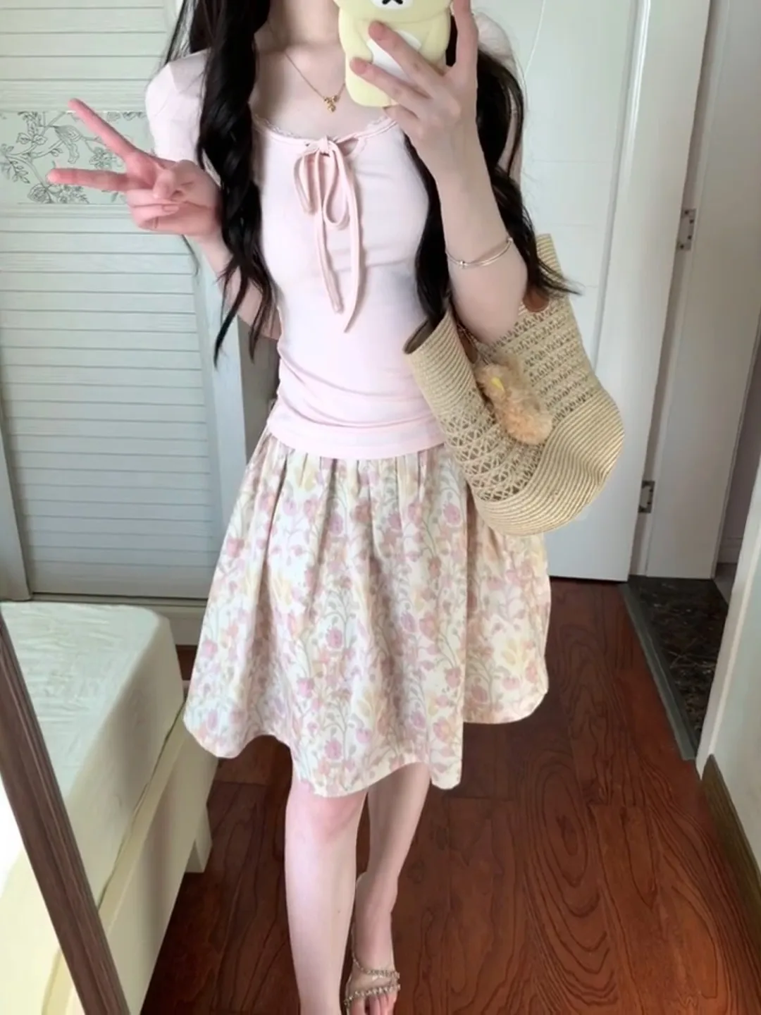 Korean Sweet Style Short Sleeve T-Shirt And Floral Half Skirt Two-Piece Set Women's Summer New Slimming Fashion Ensemble
Korean Sweet Style Short Sleeve T-Shirt And Floral Half Skirt Two-Piece Set Women's Summer New Slimming Fashion Ensemble