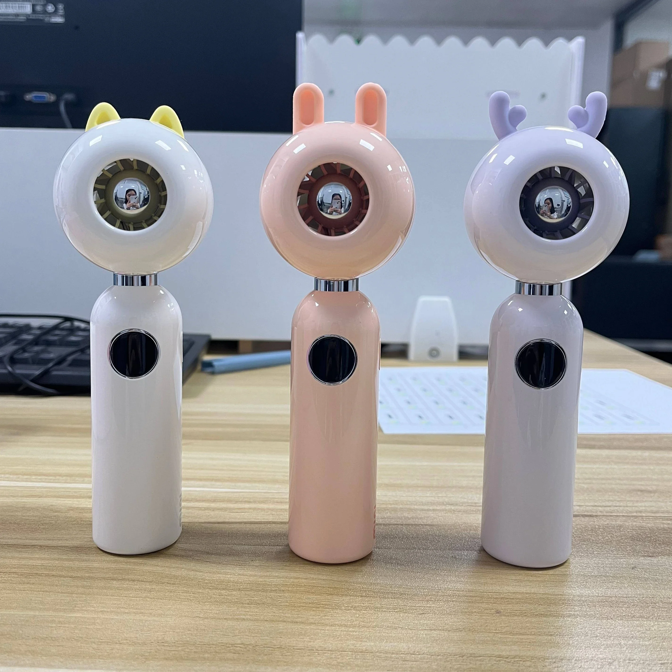 Оптовая продажа OEM портативный удобный легкий мини-вентилятор для рождественских подарков перезаряжаемый 3000 мАч охлаждающий вентилятор для дома и офиса 2025 летний 
Оптовая продажа OEM портативный удобный легкий мини-вентилятор для рождественских подарков перезаряжаемый 3000 мАч охлаждающий вентилятор для дома и офиса 2025 летний