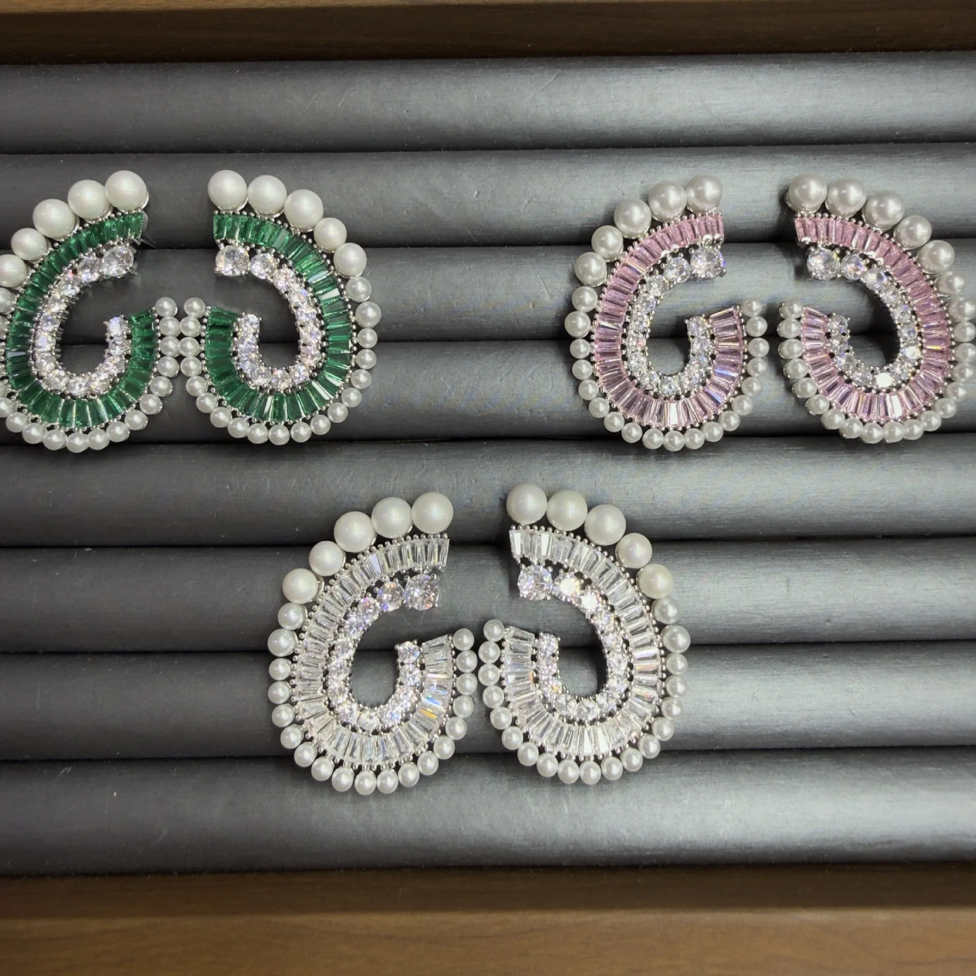New Geometric Pearl Zirconia Shiny Simple Stud Earrings
New Geometric Pearl Zirconia Shiny Simple Stud Earrings