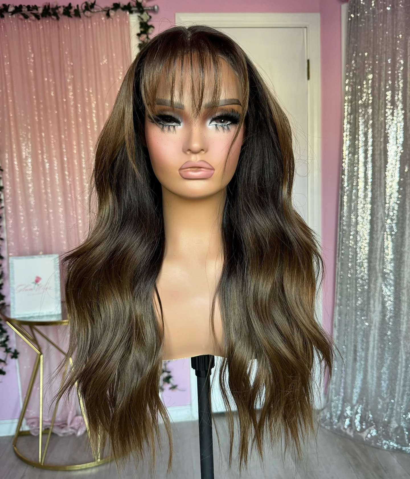 Ombre Темно-коричневый блондинка Выделенный парик с челкой Средняя часть Высококачественный парик для женщин Парики Объемная волна Синтетический парик фронта шнурка 
Ombre Темно-коричневый блондинка Выделенный парик с челкой Средняя часть Высококачественный парик для женщин Парики Объемная волна Синтетический парик фронта шнурка