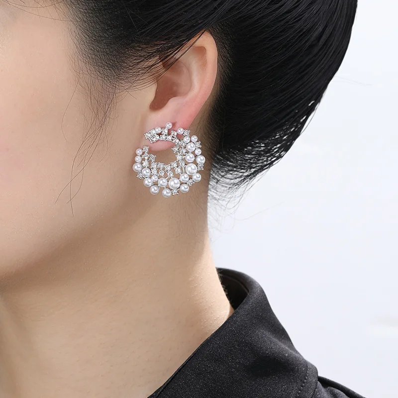 Женские серьги с жемчужным акцентом, новая модель 2026, металл серебряного цвета, смелая или 3D-форма, крючок или задняя часть
Женские серьги с жемчужным акцентом, новая модель 2026, металл серебряного цвета, смелая или 3D-форма, крючок или задняя часть