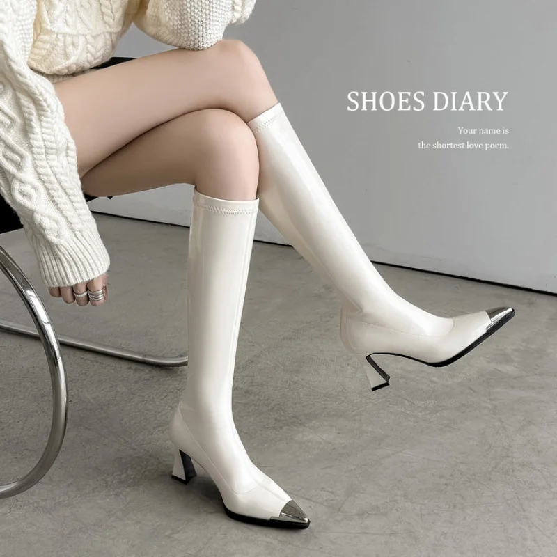 Retro-Chic Handmade Boots: Waterproof Patent Leather with Elegant Metal Accents
Retro-Chic Handmade Boots: Waterproof Patent Leather with Elegant Metal Accents