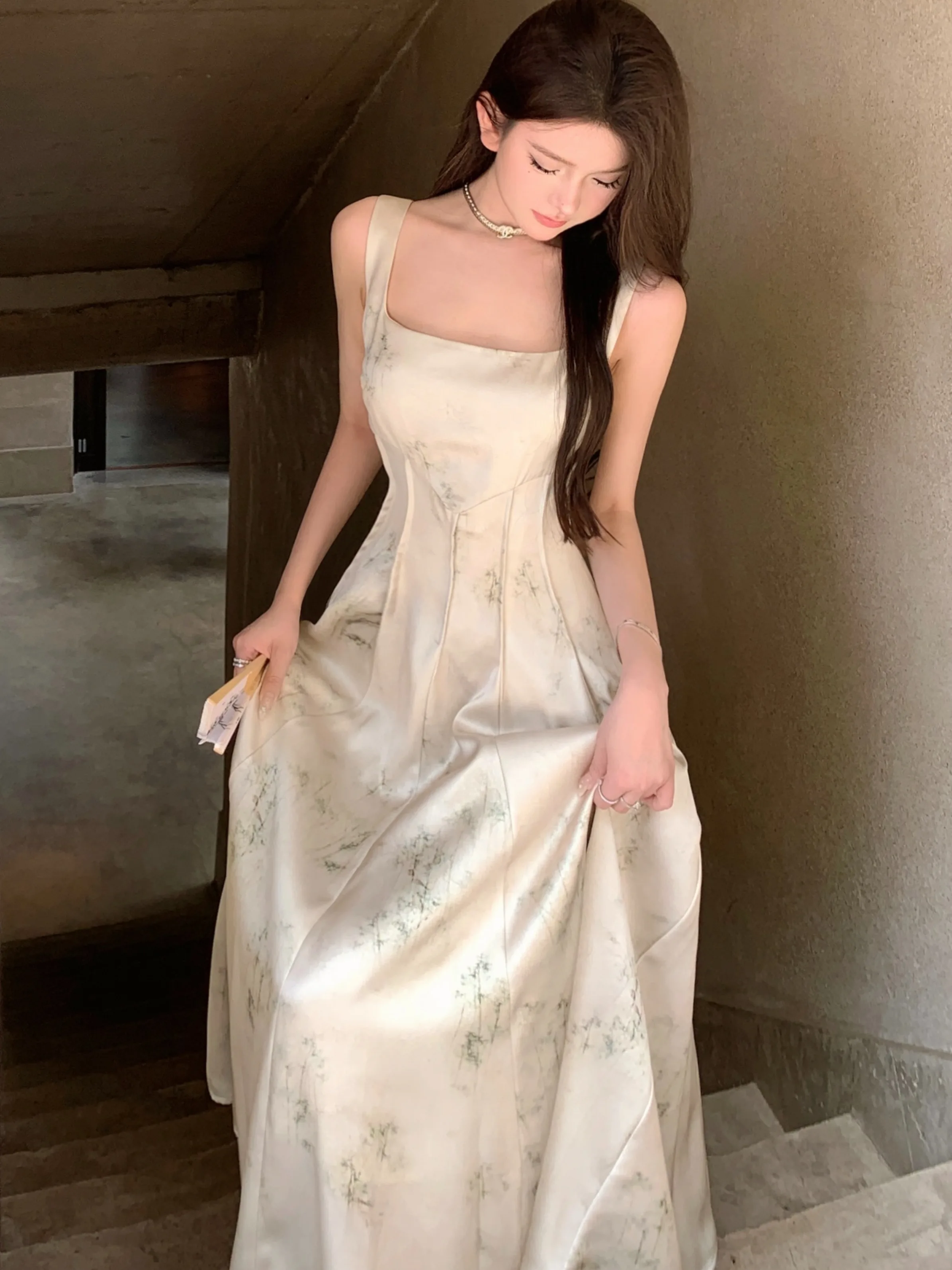 Summer Elegant Cold Tone Silk Satin Print Slim Fit Unique Design New Chinese Style Strapless Sleeveless Dress Sexy Waist Cinched
Summer Elegant Cold Tone Silk Satin Print Slim Fit Unique Design New Chinese Style Strapless Sleeveless Dress Sexy Waist Cinched
