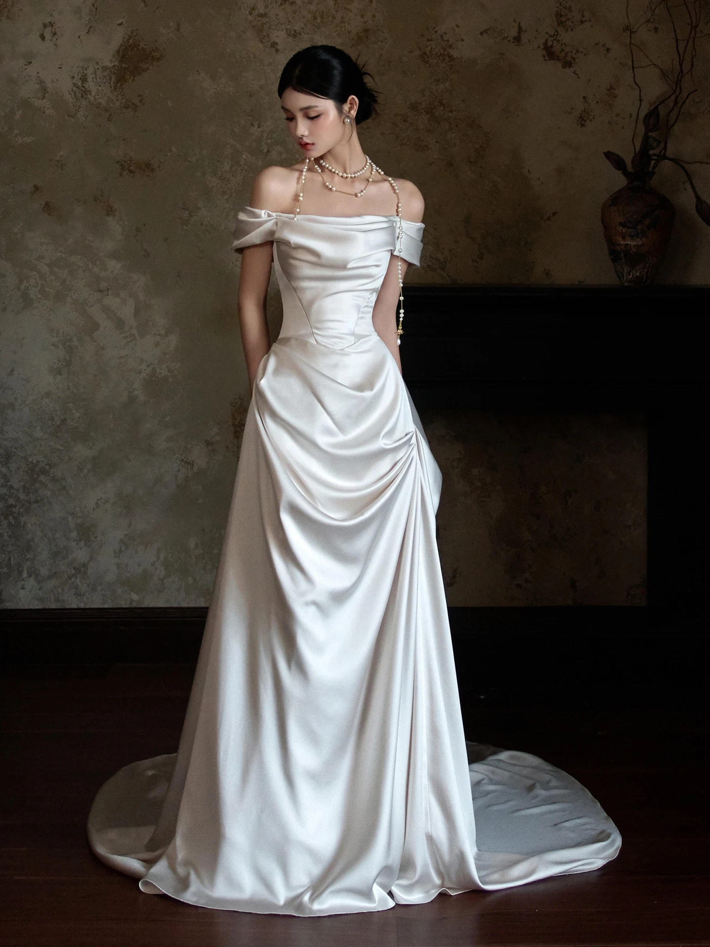 Свадебное платье из атласной ткани с одним открытым плечом, драпировкой, белого цвета, для церемонии, помолвки, вечеринки
Свадебное платье из атласной ткани с одним открытым плечом, драпировкой, белого цвета, для церемонии, помолвки, вечеринки