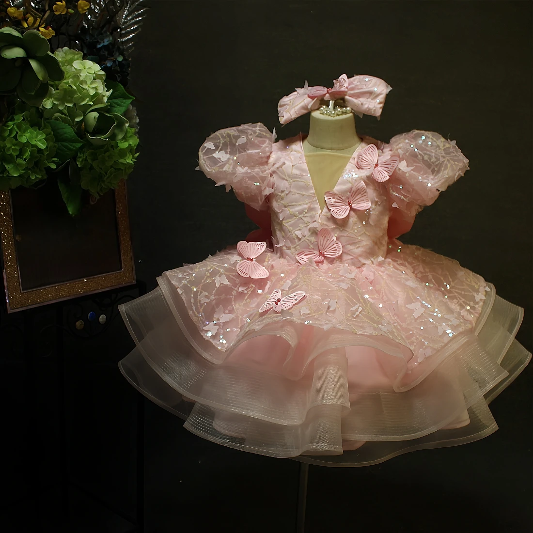 The pink butterfly dress for girls is suitable for birthday parties and weddings
The pink butterfly dress for girls is suitable for birthday parties and weddings