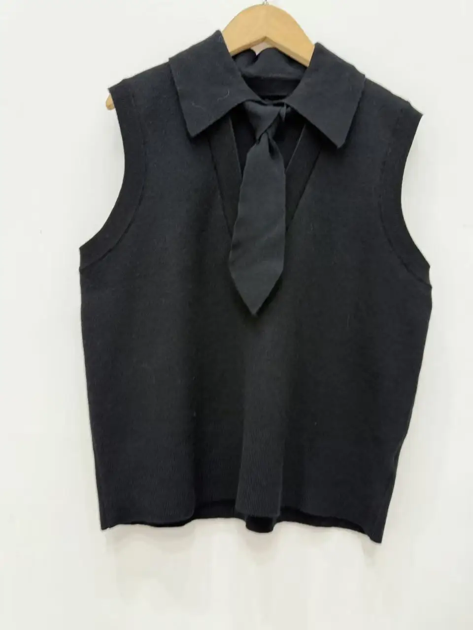 Women Tie Decoration Black Knitted Vest Sleeveless Turn-down Collar Solid Color Fashion Ladies Sweater
Women Tie Decoration Black Knitted Vest Sleeveless Turn-down Collar Solid Color Fashion Ladies Sweater