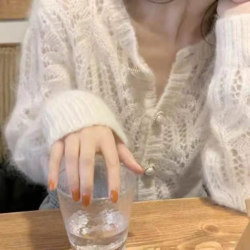 French Gentle Autumn New Knitted Cardigan Women's 2024 New Pearl Buckle White Hollow Sweater Jacket
French Gentle Autumn New Knitted Cardigan Women's 2024 New Pearl Buckle White Hollow Sweater Jacket