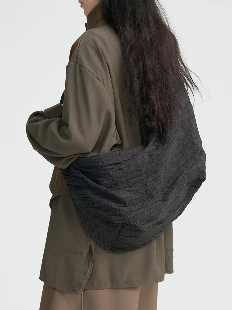 Folded Cloud Shape Large Capacity Winter Bag Women's Crossbody Shoulder Sports Dumpling Bag Outdoor Functional Style Daily Use
Folded Cloud Shape Large Capacity Winter Bag Women's Crossbody Shoulder Sports Dumpling Bag Outdoor Functional Style Daily Use