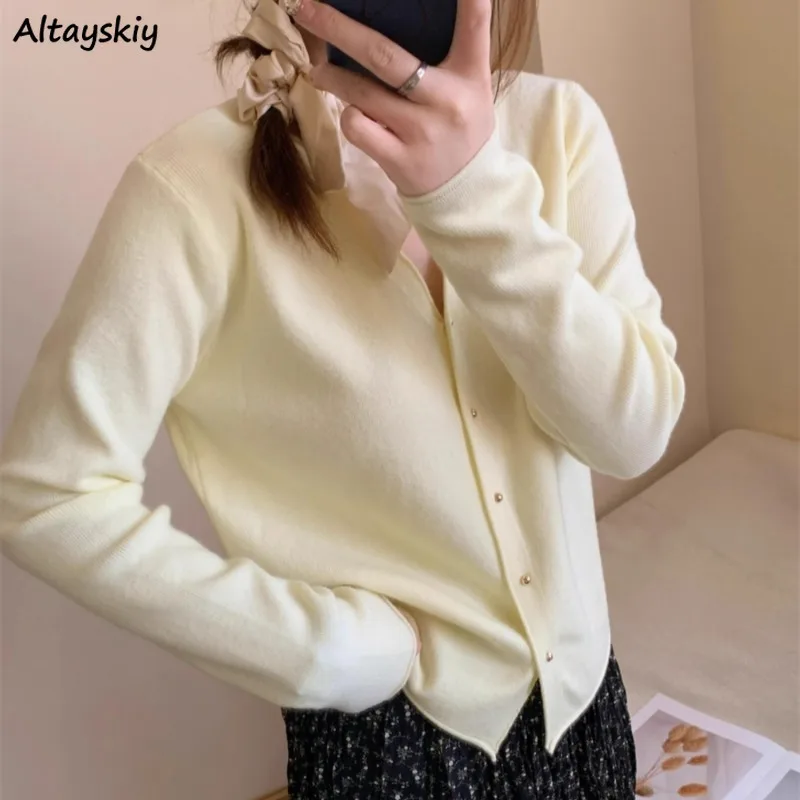 Кардиганы для женщин в корейском стиле, 5 цветов, с v-образным вырезом, мягкие шикарные однотонные вязаные топы с длинными рукавами на осень и зиму, теплые топы для молодых девушек
Кардиганы для женщин в корейском стиле, 5 цветов, с v-образным вырезом, мягкие шикарные однотонные вязаные топы с длинными рукавами на осень и зиму, теплые топы для молодых девушек