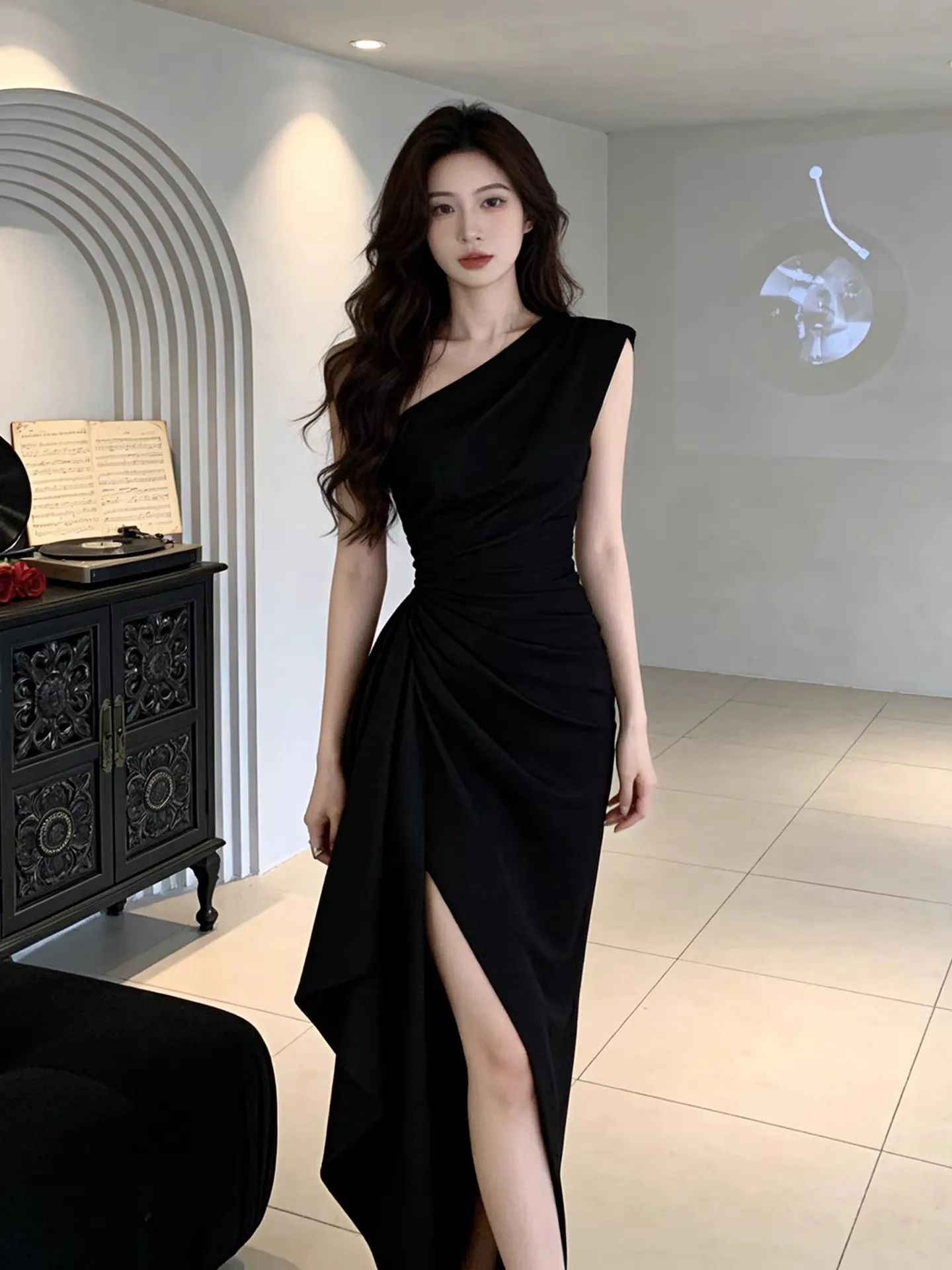 Elegant Black Satin Evening Dress Birthday Party Dress Asymmetrical Shoulder High Waist Slim Fit Long Skirt Korean Style
Elegant Black Satin Evening Dress Birthday Party Dress Asymmetrical Shoulder High Waist Slim Fit Long Skirt Korean Style