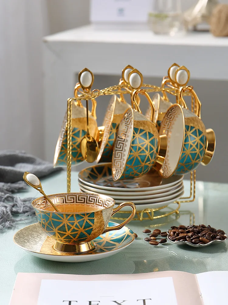 Британский сервиз для послеобеденного чая, легкий, роскошный, из костяного фарфора, элитный европейский маленький роскошный комплект в придворном стиле, изысканная кофейная чашка и блюдце
Британский сервиз для послеобеденного чая, легкий, роскошный, из костяного фарфора, элитный европейский маленький роскошный комплект в придворном стиле, изысканная кофейная чашка и блюдце