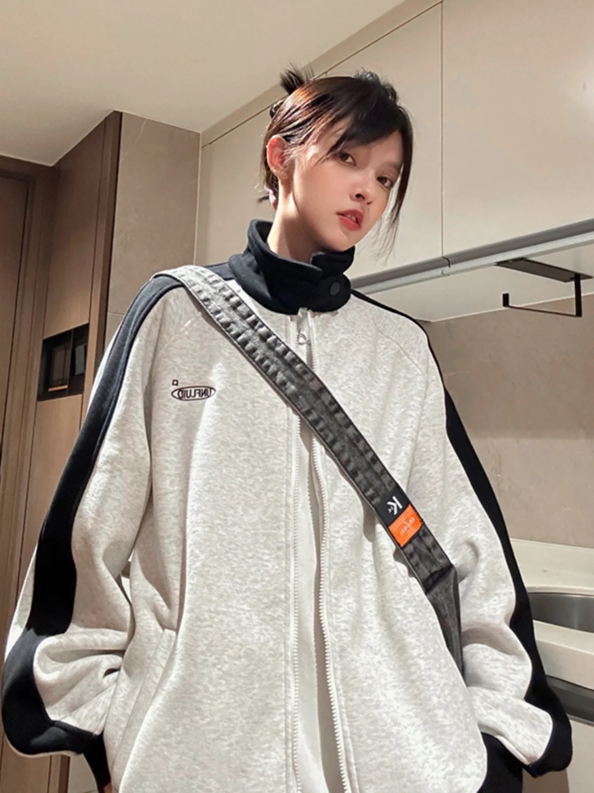 Мужская толстовка American Sle Heavyweight Color Blo с вышивкой, модная, премиум-класса, осенняя, в стиле бейсбольной формы, Гуанчжоу...
Мужская толстовка American Sle Heavyweight Color Blo с вышивкой, модная, премиум-класса, осенняя, в стиле бейсбольной формы, Гуанчжоу...