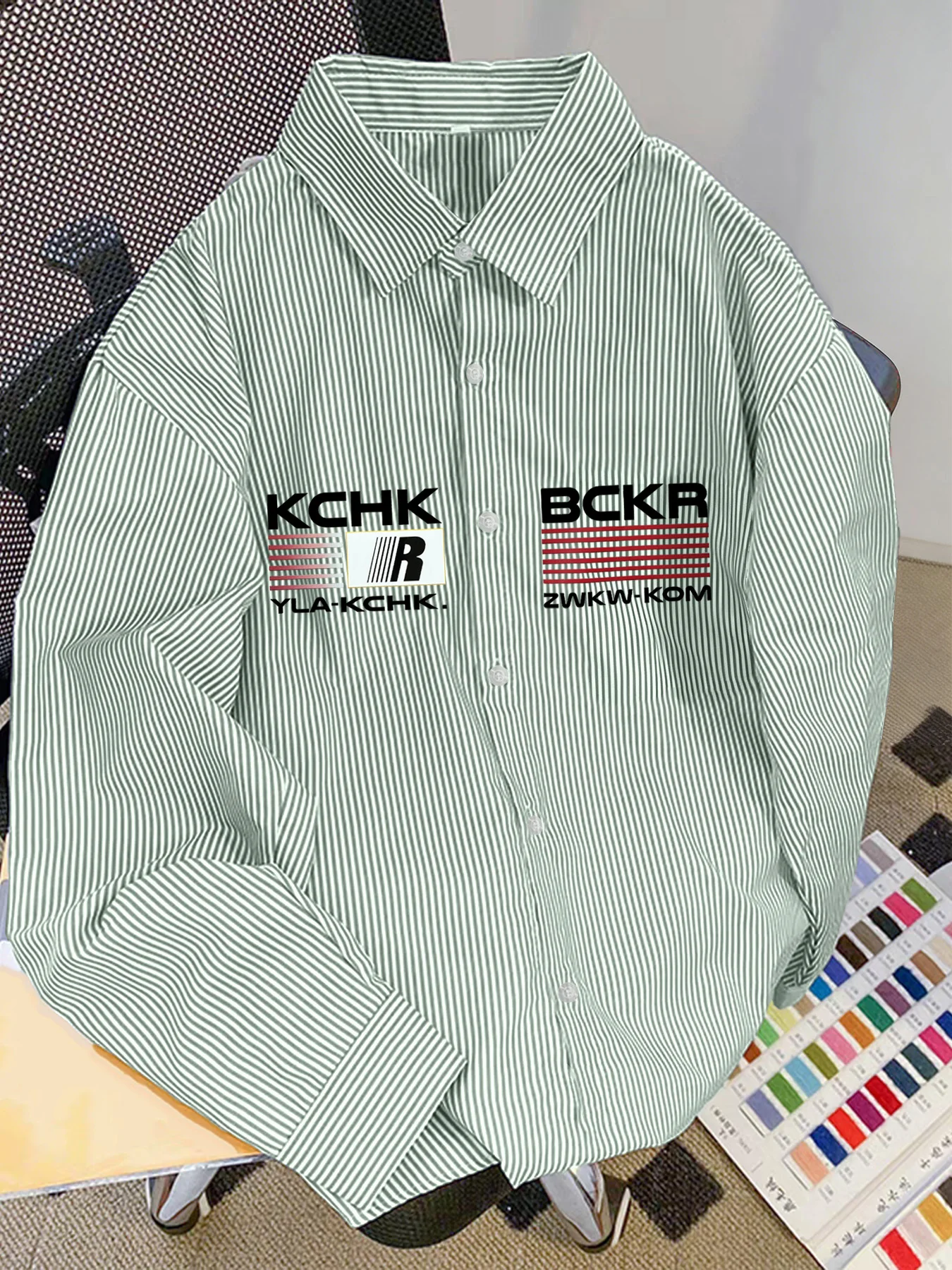 Spring and Autumn lightweight trendy men's fashion, unique printed casual simple shirt
Spring and Autumn lightweight trendy men's fashion, unique printed casual simple shirt