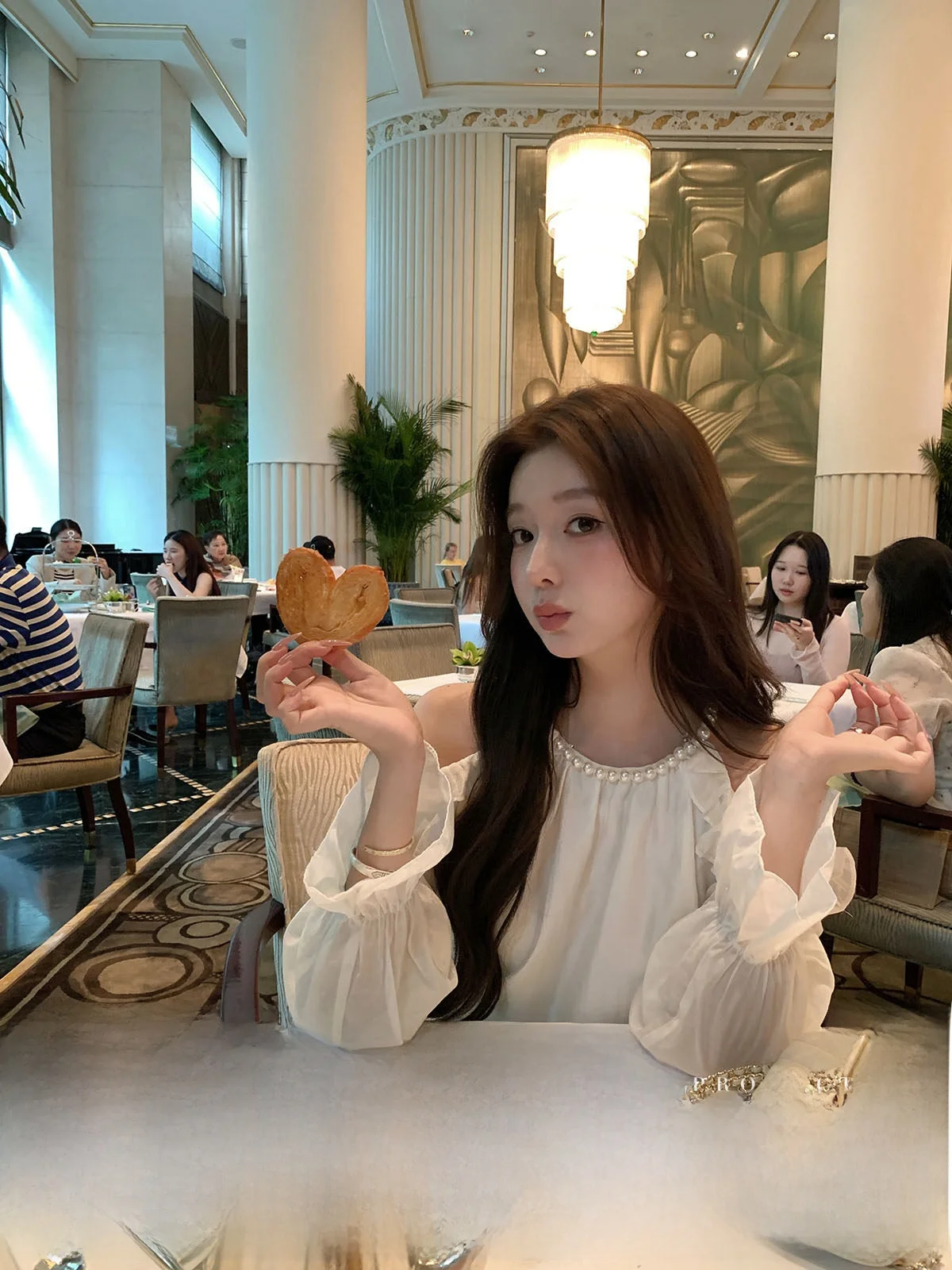 YOLI Zhang Yuli Valuable Muse: Женский топ из абрикосового вискозного шифона с открытыми плечами, весенний, в нежном стиле, универсальный, повседневный, длинный...
YOLI Zhang Yuli Valuable Muse: Женский топ из абрикосового вискозного шифона с открытыми плечами, весенний, в нежном стиле, универсальный, повседневный, длинный...