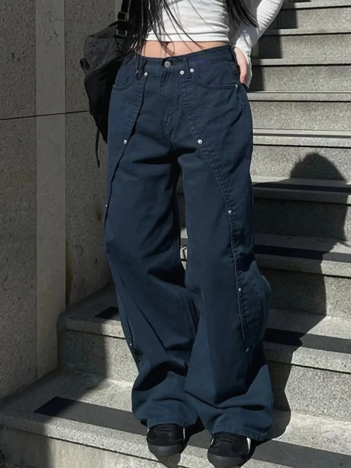 Американские ретро-джинсы с эффектом потертости и заклепками для женщин, модные широкие брюки в стиле High Street, свободного кроя.
Американские ретро-джинсы с эффектом потертости и заклепками для женщин, модные широкие брюки в стиле High Street, свободного кроя.