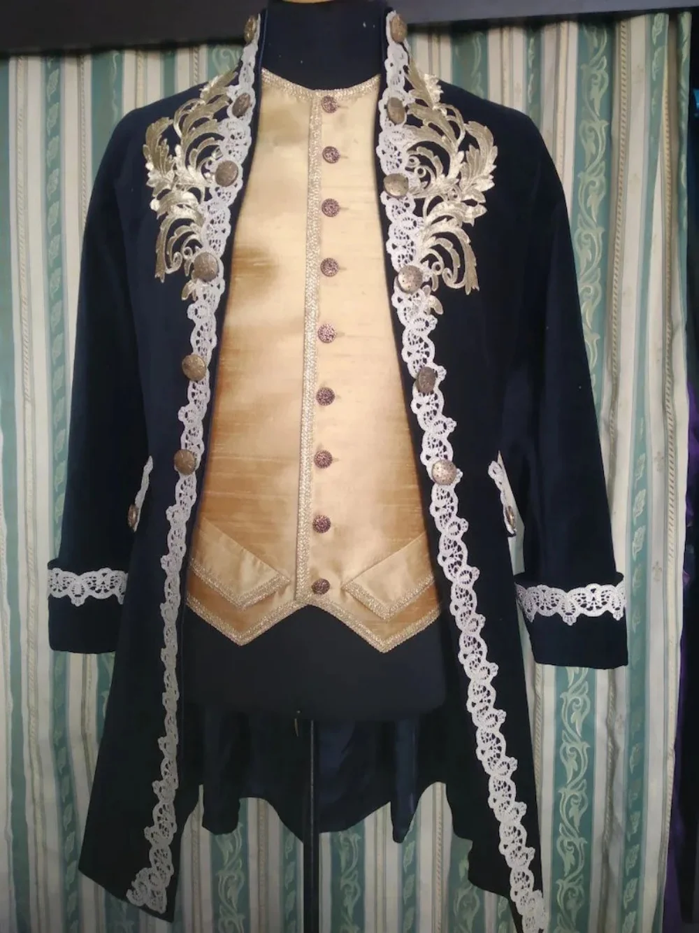 18th Century Rococo Wedding Costume Men's Royal Court Jacket Vest Aristocrat Tea Party Gown Victorian Colonial Gentleman Tuxedo
18th Century Rococo Wedding Costume Men's Royal Court Jacket Vest Aristocrat Tea Party Gown Victorian Colonial Gentleman Tuxedo