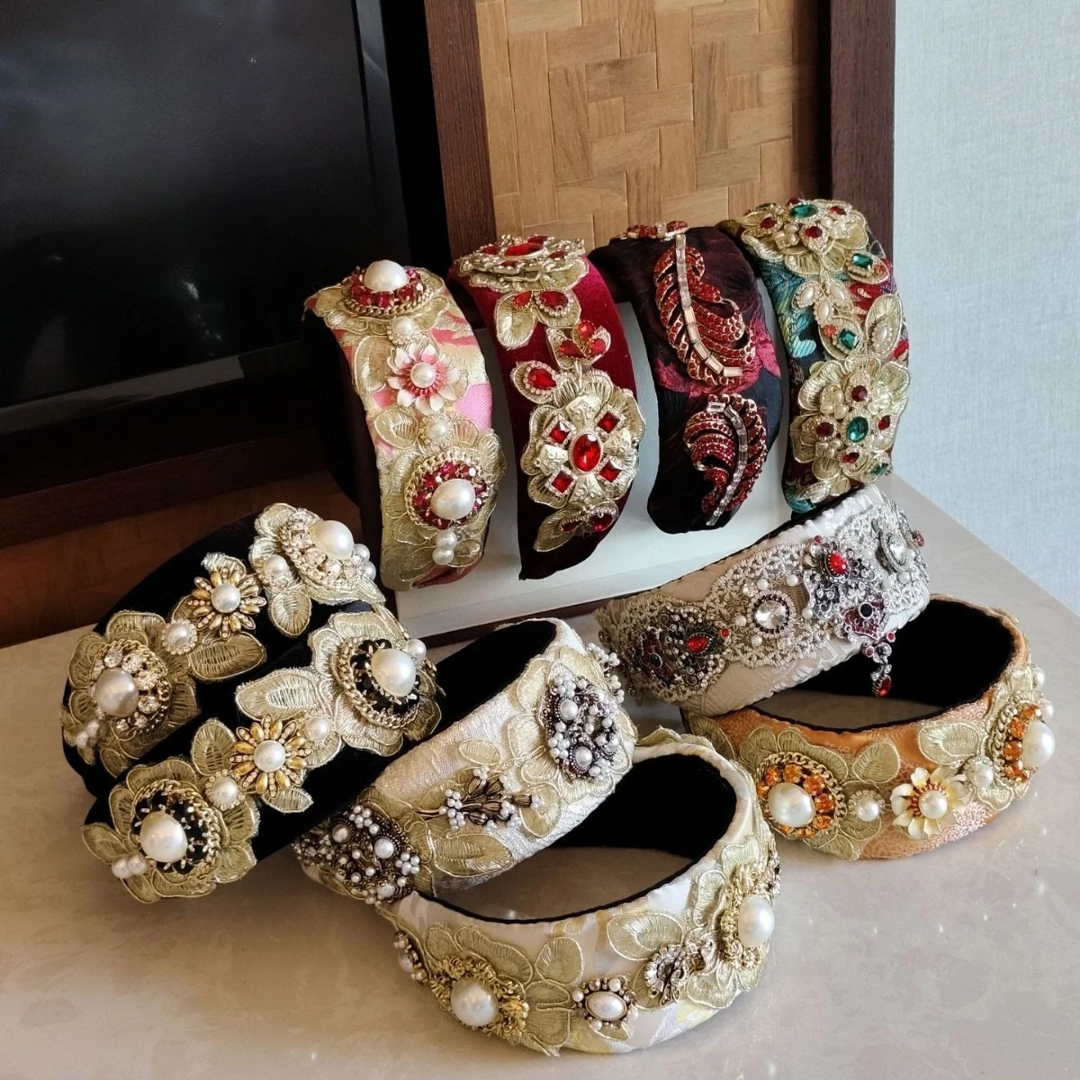 European and American Retro Luxury Diamond Gold Thread Embroidered Wide Headband Banquet Hair Accessory for Women
European and American Retro Luxury Diamond Gold Thread Embroidered Wide Headband Banquet Hair Accessory for Women
