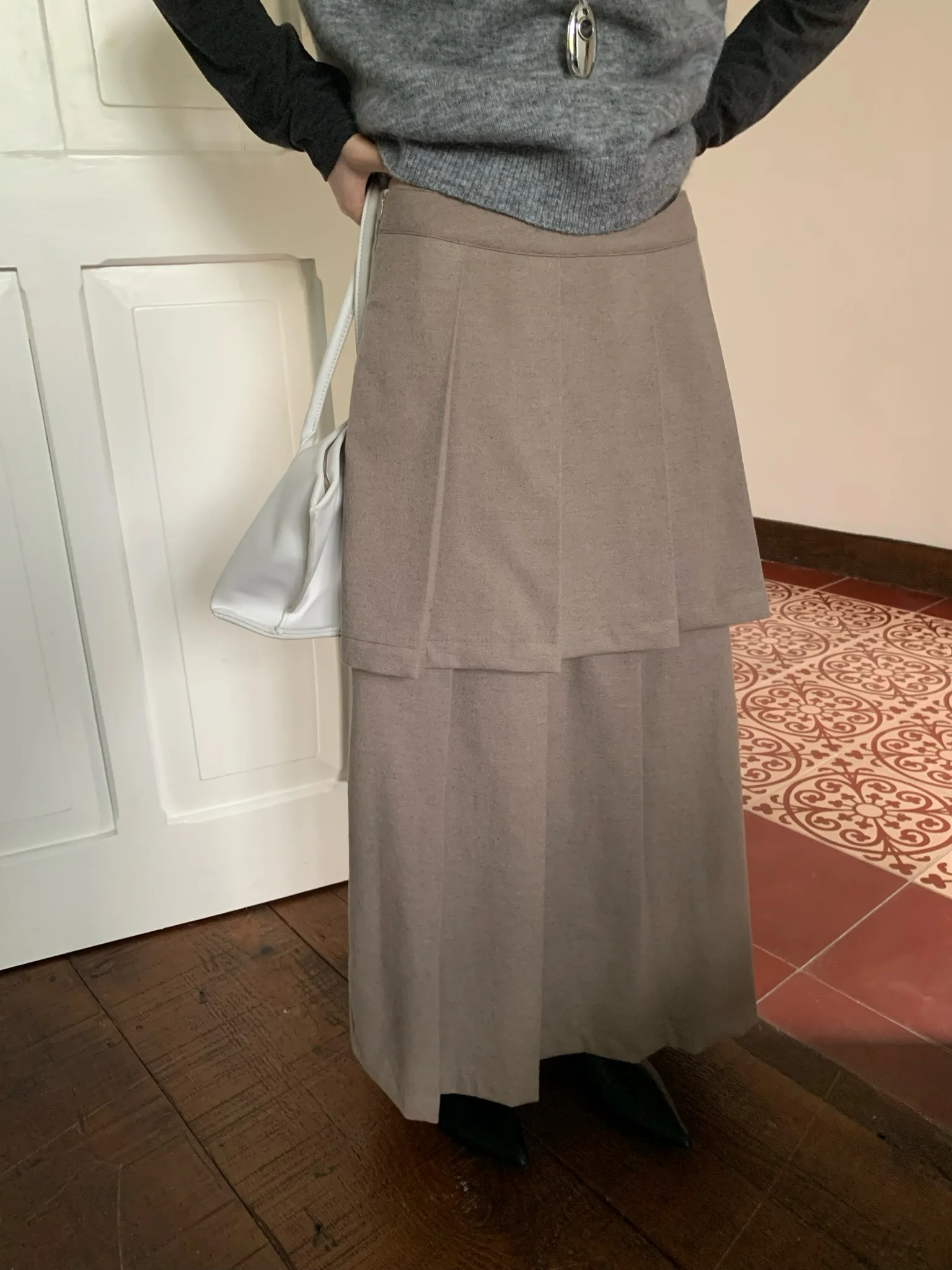 Осенне-зимняя юбка Tu Design Ele: универсальная многослойная плиссированная юбка для женщин, для работы и повседневной носки, со средней талией, от китайского бренда
Осенне-зимняя юбка Tu Design Ele: универсальная многослойная плиссированная юбка для женщин, для работы и повседневной носки, со средней талией, от китайского бренда