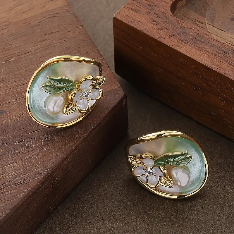 Fashionable, sweet and exquisite enamel drop glaze inlaid pearl flower stud earrings light luxury niche personalized earrings
Fashionable, sweet and exquisite enamel drop glaze inlaid pearl flower stud earrings light luxury niche personalized earrings