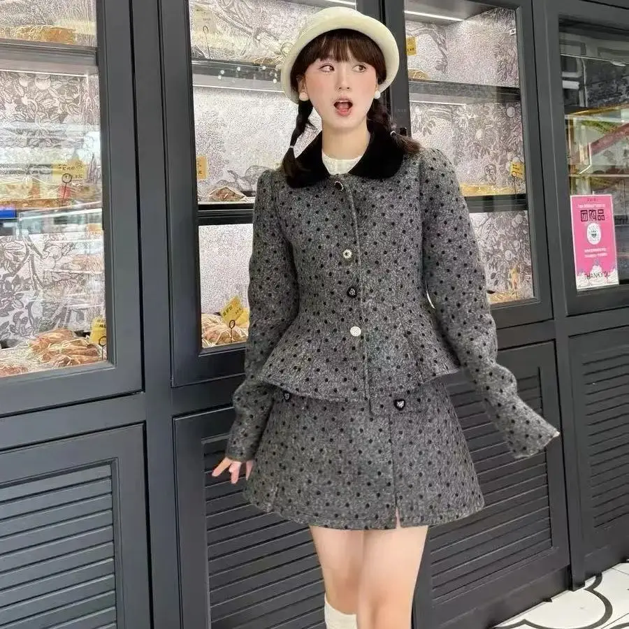 Korea Retro Two-Piece Set Lapel Polka Dot Single-Breasted Long-Sleeved Jacket High Waist A-Line Skirt Autumn Winter New Set
Korea Retro Two-Piece Set Lapel Polka Dot Single-Breasted Long-Sleeved Jacket High Waist A-Line Skirt Autumn Winter New Set