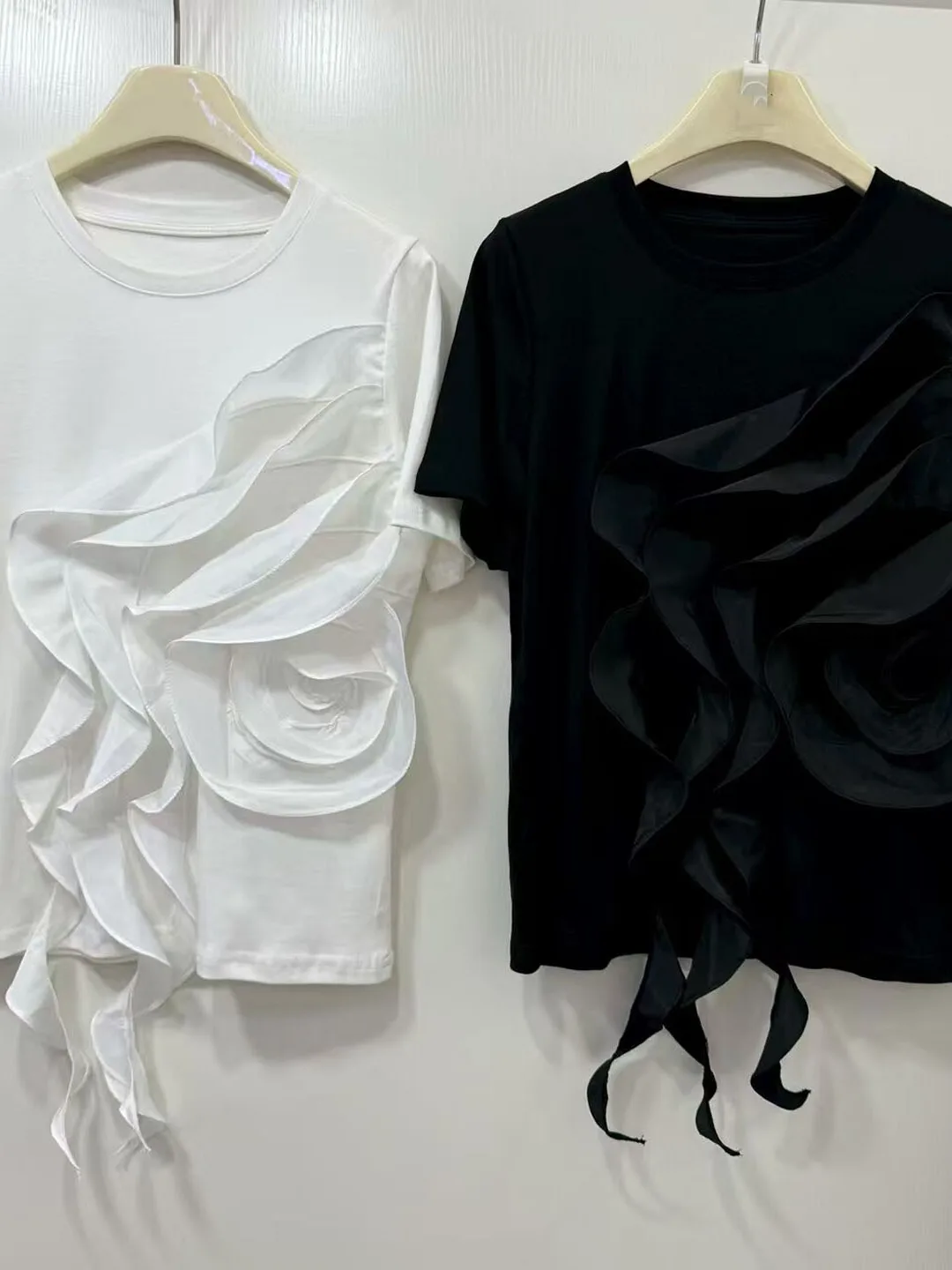 Fashionable Korean Style Short Sleeve Shirt Women's round Neck Straight Cut Slimming Top Summer Thin Heavy Embroidery T-shirt
Fashionable Korean Style Short Sleeve Shirt Women's round Neck Straight Cut Slimming Top Summer Thin Heavy Embroidery T-shirt