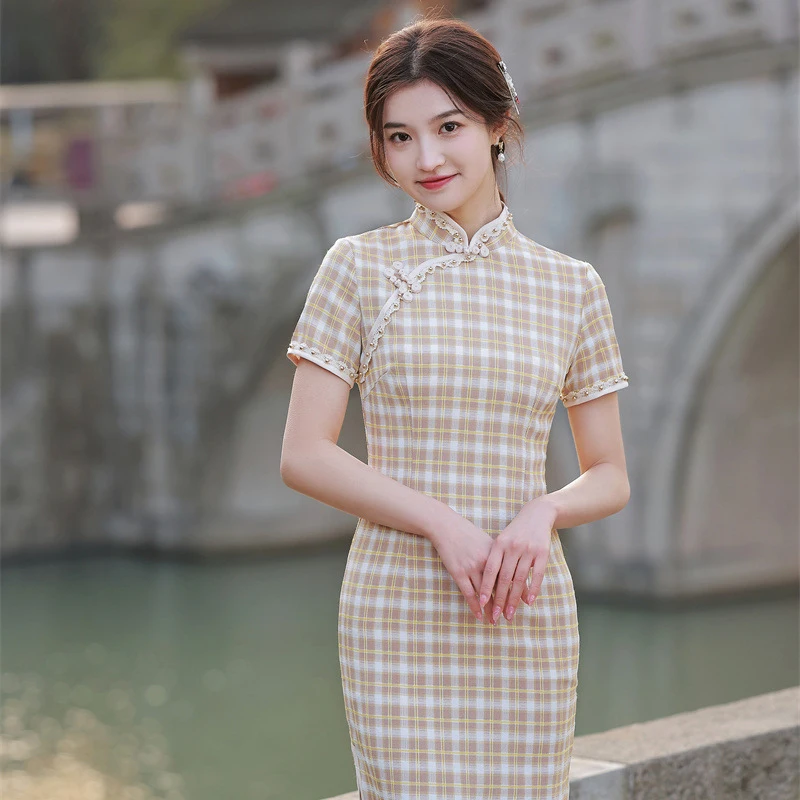 2022 Summer Cotton Linen Plaid Mid-length Yellow Cheongsam Beaded Lace Retro Chinese Improved Modern Girls Qipao Dress for Women
2022 Summer Cotton Linen Plaid Mid-length Yellow Cheongsam Beaded Lace Retro Chinese Improved Modern Girls Qipao Dress for Women