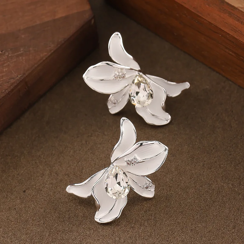 Elegant temperament lacquer drip glaze inlaid with diamond flower stud earrings temperament niche fashionable high-end earrings
Elegant temperament lacquer drip glaze inlaid with diamond flower stud earrings temperament niche fashionable high-end earrings