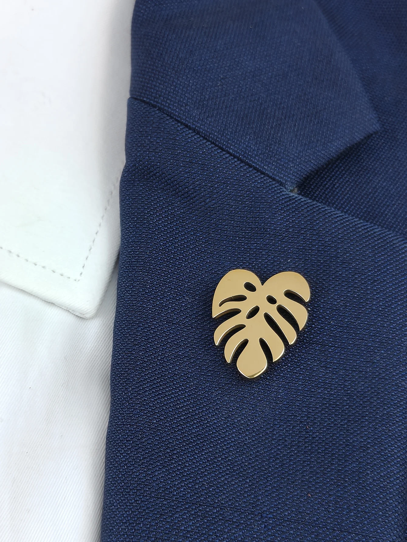 Fashion hollow leaves ladies brooch, formal dress party, gift to girlfriend, exquisite stainless steel brooch
Fashion hollow leaves ladies brooch, formal dress party, gift to girlfriend, exquisite stainless steel brooch