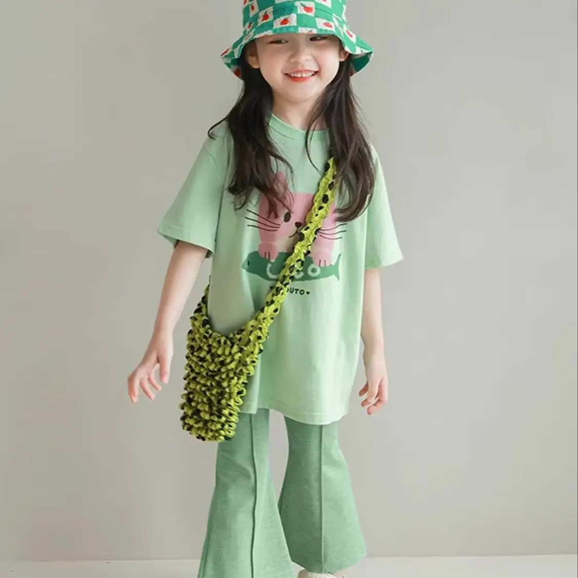 Girls' Summer Set Fashion New Children's Light Green Cute Cartoon Pure Cotton Short sleeved T-shirt+Bellbottom Pants 2-piece Set
Girls' Summer Set Fashion New Children's Light Green Cute Cartoon Pure Cotton Short sleeved T-shirt+Bellbottom Pants 2-piece Set