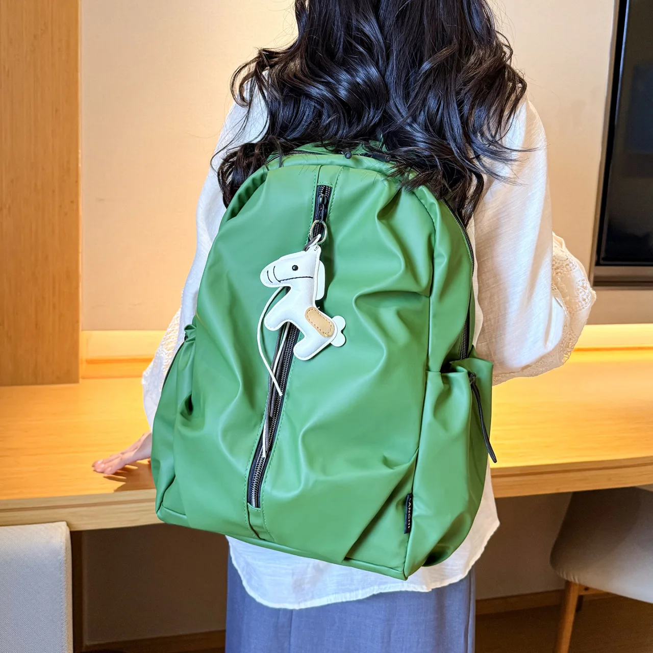 Leisure sports travel bag new high-value retro backpack fresh candy color commuter backpack light outdoor
Leisure sports travel bag new high-value retro backpack fresh candy color commuter backpack light outdoor