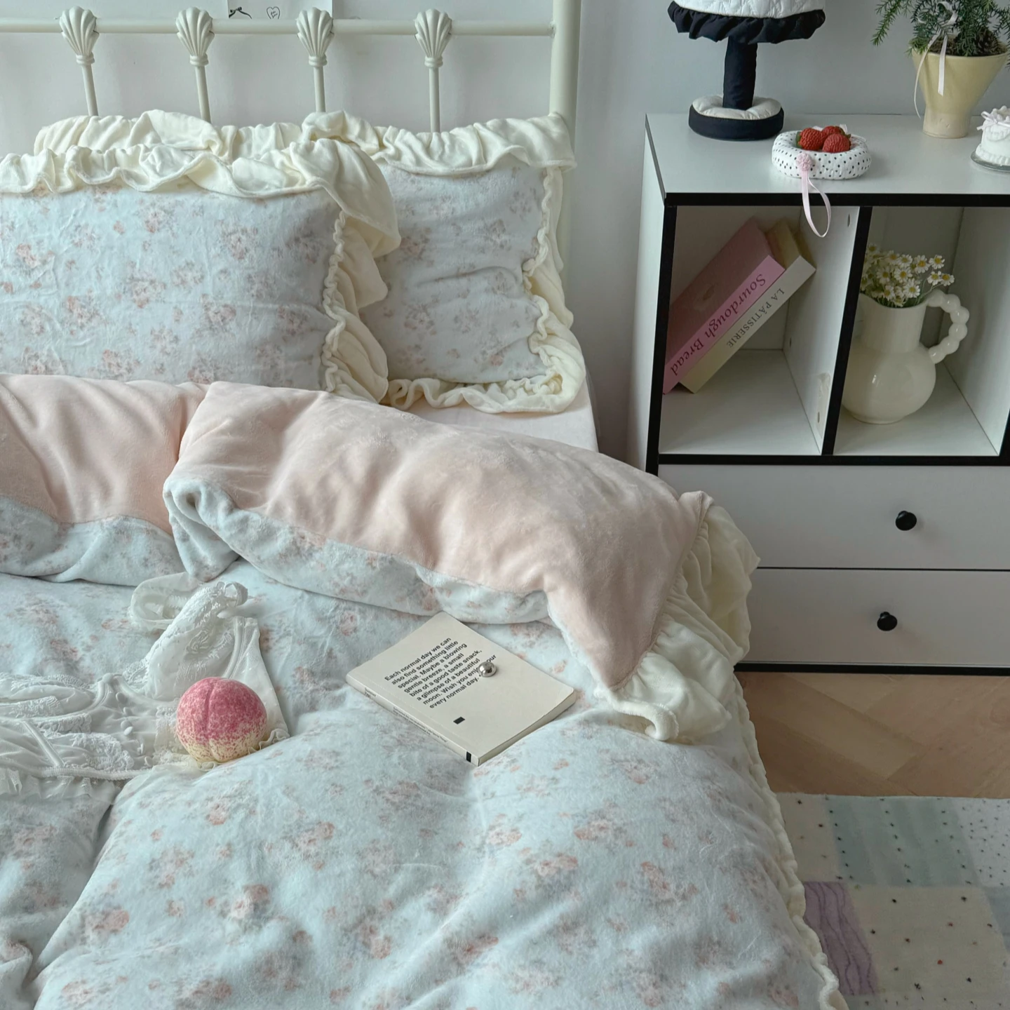 Комплект постельного белья Lime Dr Winter Warm из четырех предметов: пододеяльник, простыня, наволочки из утолщенного молочного бархата и кораллового флиса.
Комплект постельного белья Lime Dr Winter Warm из четырех предметов: пододеяльник, простыня, наволочки из утолщенного молочного бархата и кораллового флиса.