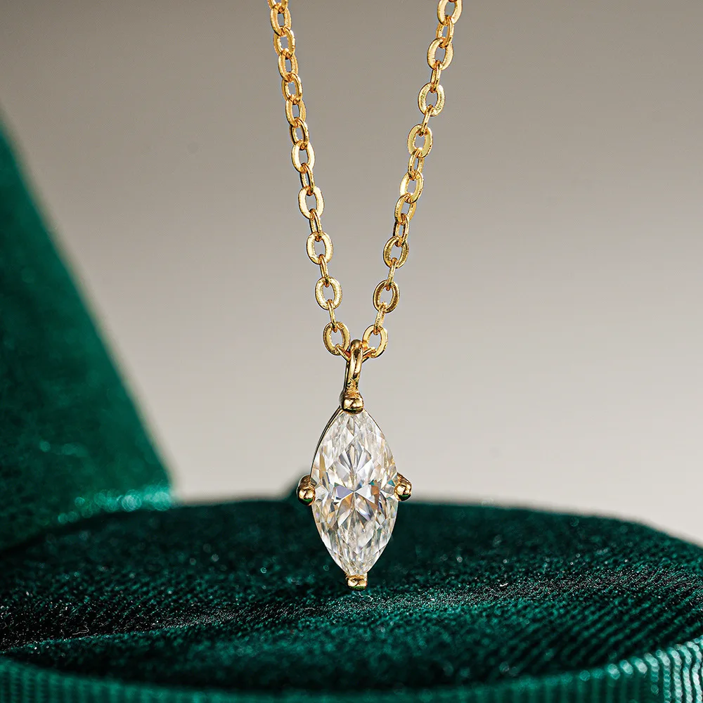 18K Gold Inlaid Horse Eye Pendant, Women's Moissanite Necklace, Fashionable Platinum PT950 Diamond Collarbone Chain
18K Gold Inlaid Horse Eye Pendant, Women's Moissanite Necklace, Fashionable Platinum PT950 Diamond Collarbone Chain