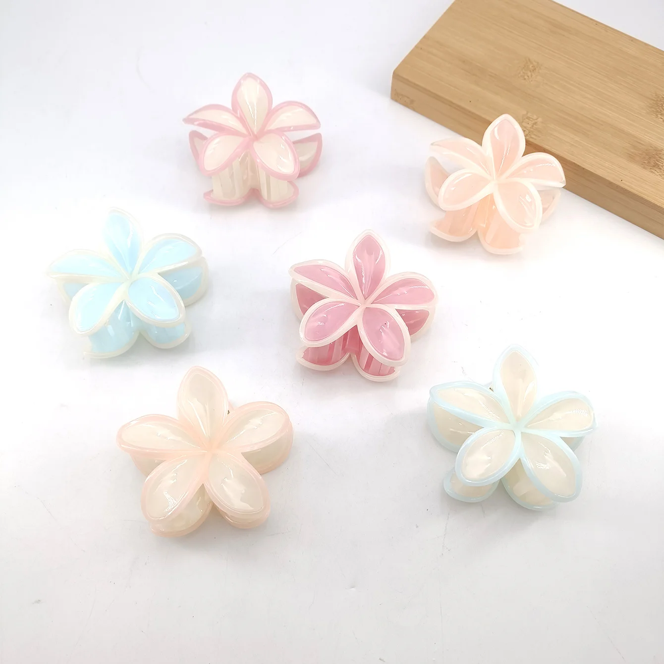1/6PCS Summer Pearl Color Jelly Hair Claw Clip Vintage Frangipani Floral Design for Women Boho Hair Accessories Beach
1/6PCS Summer Pearl Color Jelly Hair Claw Clip Vintage Frangipani Floral Design for Women Boho Hair Accessories Beach