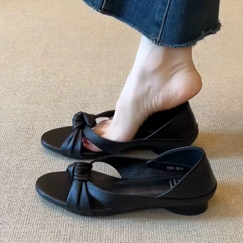 2026 Summer Women Simple Peep Toe Cross Strap Sandals Soft Sole Comfortable Daily Commuter Outdoor Elegant Shoes
2026 Summer Women Simple Peep Toe Cross Strap Sandals Soft Sole Comfortable Daily Commuter Outdoor Elegant Shoes