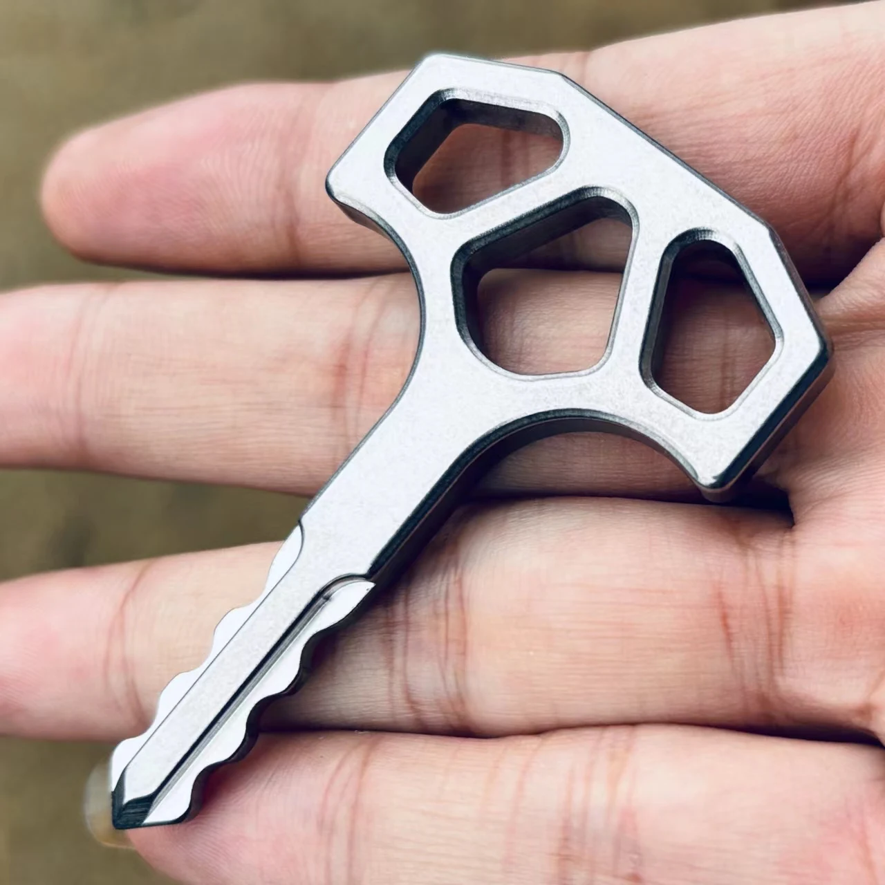 Открытый портативный EDC Многофункциональный брелок для ключей из титанового сплава Автомобильный аварийный инструмент для разбивания окон
Открытый портативный EDC Многофункциональный брелок для ключей из титанового сплава Автомобильный аварийный инструмент для разбивания окон