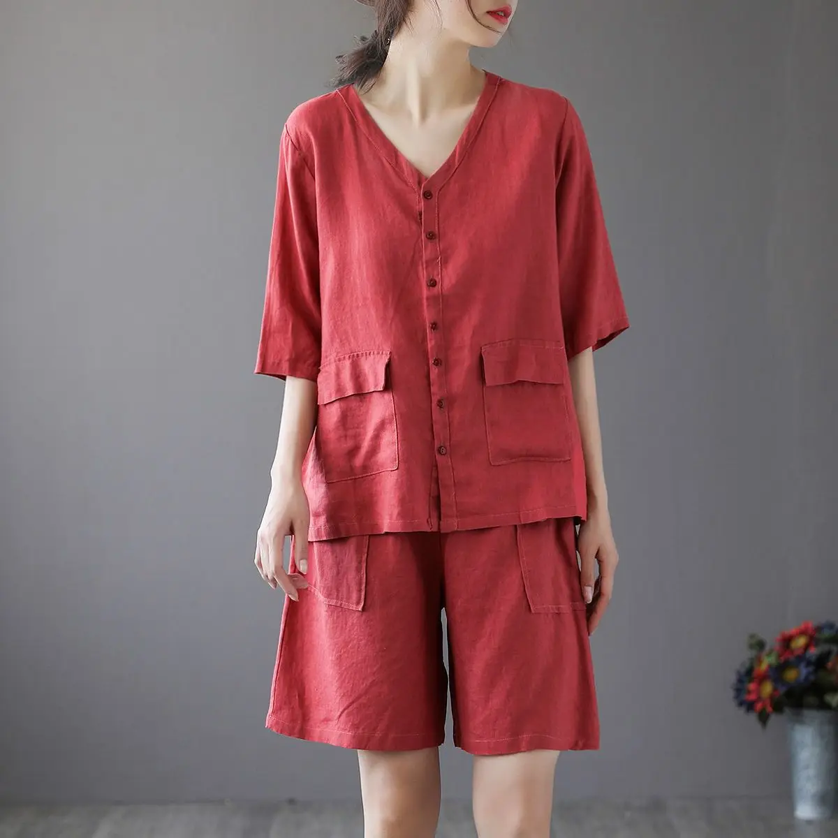 Linear Casual Sports Suit Women V-neck Short-sleeved Shirt and Shorts Two-piece Set
Linear Casual Sports Suit Women V-neck Short-sleeved Shirt and Shorts Two-piece Set