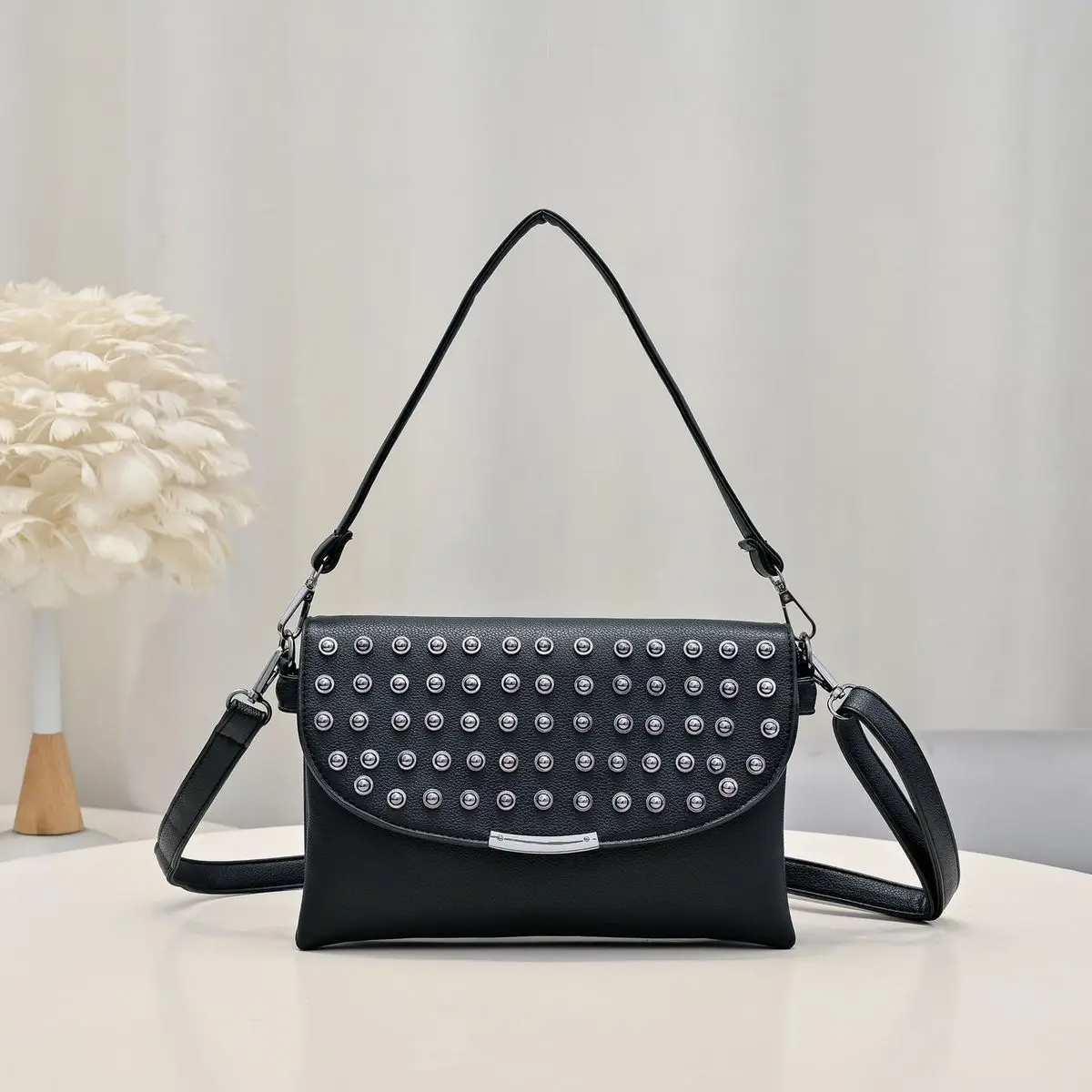New Small Square Bag 2026 Female Bags Rivet Bag Soft Leather Casual Commuting Handbag Shoulder Cross Messenger Bag C046
New Small Square Bag 2026 Female Bags Rivet Bag Soft Leather Casual Commuting Handbag Shoulder Cross Messenger Bag C046