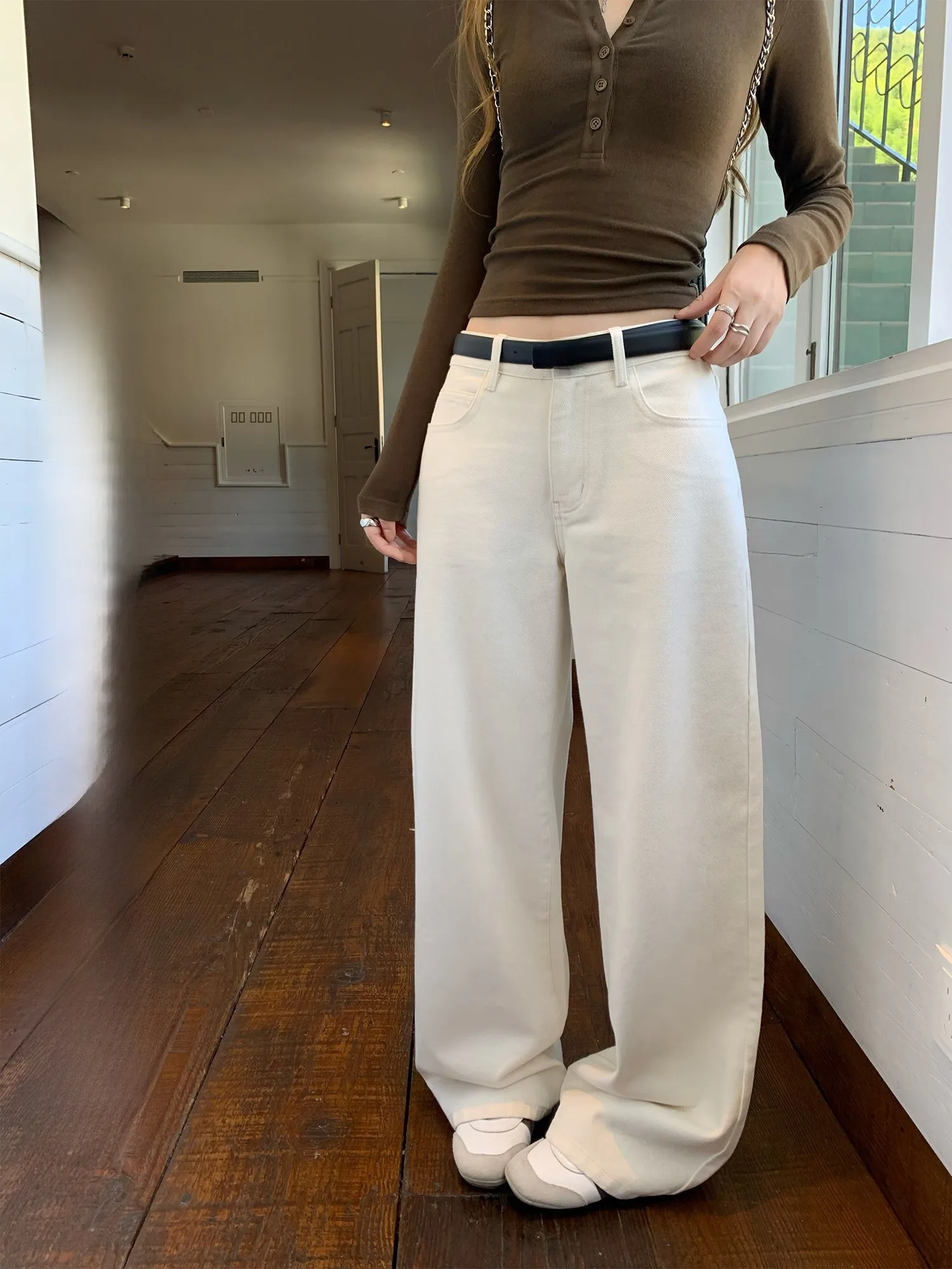 Женские джинсы с высокой талией и широкими штанинами, белые, повседневные, простые, в пол, осенние
Женские джинсы с высокой талией и широкими штанинами, белые, повседневные, простые, в пол, осенние