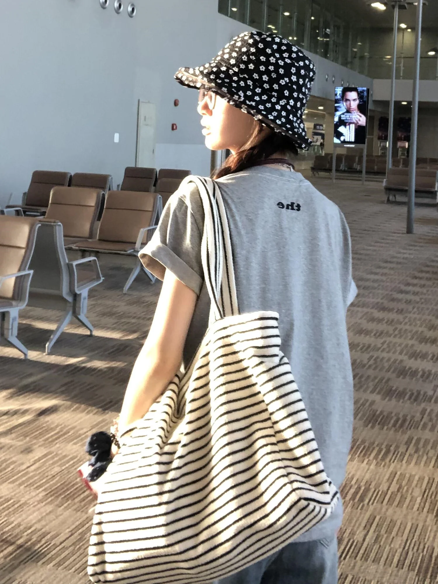 2025 New Black White Striped Plush Design Tote Bags Fashionable and Versatile Large Capacity Commuting Shoulder Bag
2025 New Black White Striped Plush Design Tote Bags Fashionable and Versatile Large Capacity Commuting Shoulder Bag