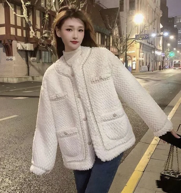 Женская куртка из искусственного меха под овчину с бархатной подкладкой, свободного кроя, из хлопка, осенне-зимняя, в стиле «Маленький аромат», для повседневной носки
Женская куртка из искусственного меха под овчину с бархатной подкладкой, свободного кроя, из хлопка, осенне-зимняя, в стиле «Маленький аромат», для повседневной носки