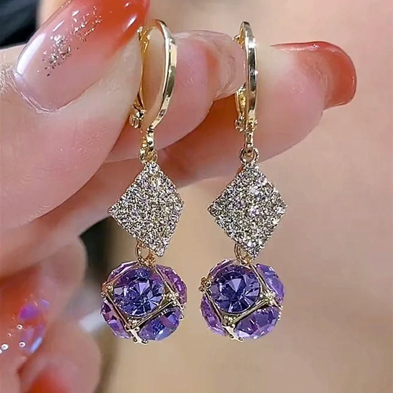 2024 New Purple Waterscape Ball Pendant Gold Color Earrings for Women Fashion Light Luxurious Temperament Ladies Trend Jewelry
2024 New Purple Waterscape Ball Pendant Gold Color Earrings for Women Fashion Light Luxurious Temperament Ladies Trend Jewelry