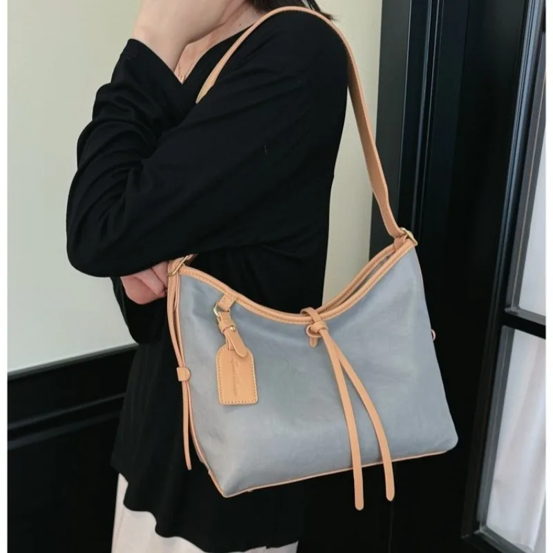 Women's Casual Color Contrast Hobo Shoulder Bag with Tag Detail Casual Style for Daily Use, Work, Travel, and Outdoor Activities
Women's Casual Color Contrast Hobo Shoulder Bag with Tag Detail Casual Style for Daily Use, Work, Travel, and Outdoor Activities