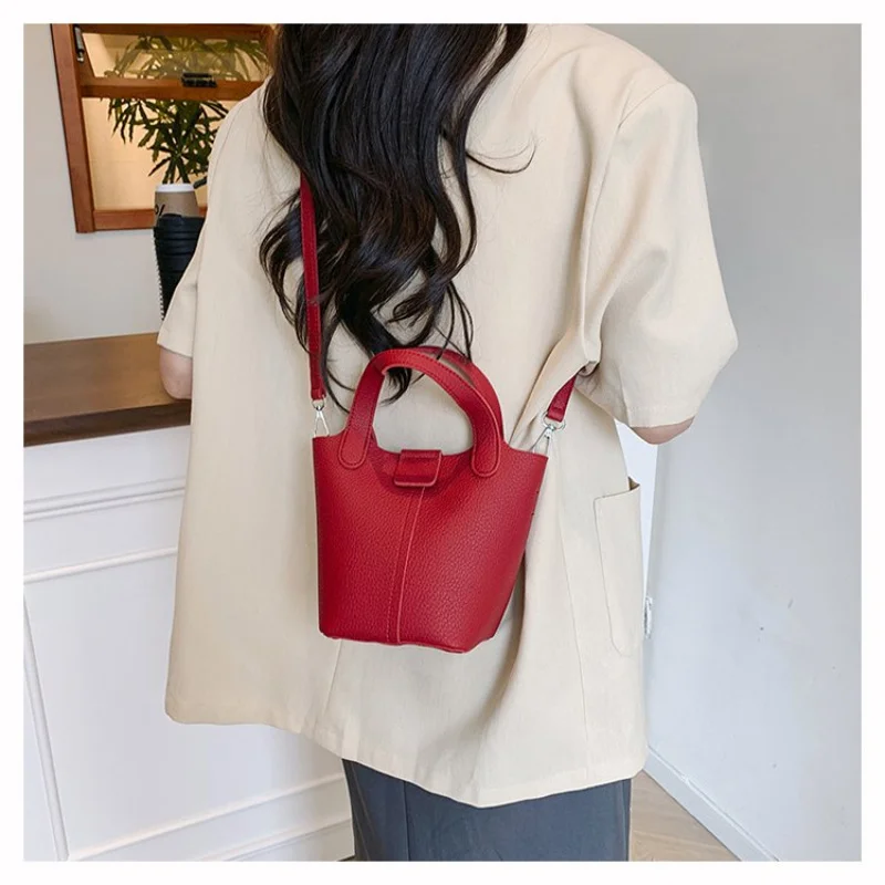 High-End Ladies Tote Bag Made Of Fine Leather Featuring High-End Famous Commuter Lightweight Soft Daily Modern Look
High-End Ladies Tote Bag Made Of Fine Leather Featuring High-End Famous Commuter Lightweight Soft Daily Modern Look
