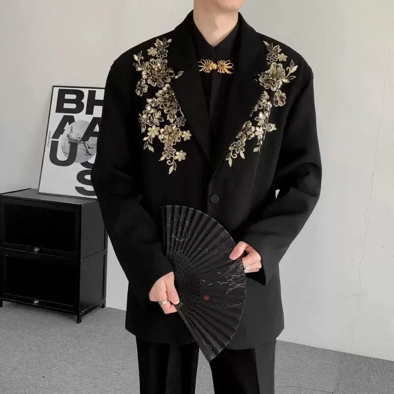 Мужской пиджак в современном китайском стиле с 3D-вышивкой, усиленной строчкой и модными деталями, для свадебных торжеств
Мужской пиджак в современном китайском стиле с 3D-вышивкой, усиленной строчкой и модными деталями, для свадебных торжеств