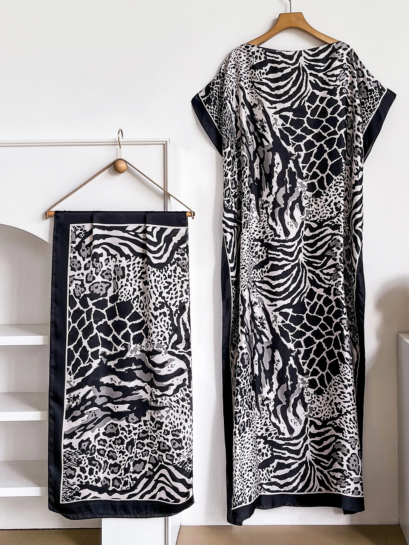 Summer Boho Mixed Animal Print Abaya With Scarf, Loose Batwing Maxi Kaftan Dress For African Muslim Women Beach Holiday Wear
Summer Boho Mixed Animal Print Abaya With Scarf, Loose Batwing Maxi Kaftan Dress For African Muslim Women Beach Holiday Wear